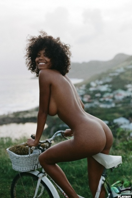 Curvy Ebony Teen 18+ free nude pics