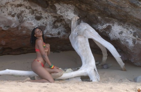 Brazzilian Maya Mixon sexy naked photos