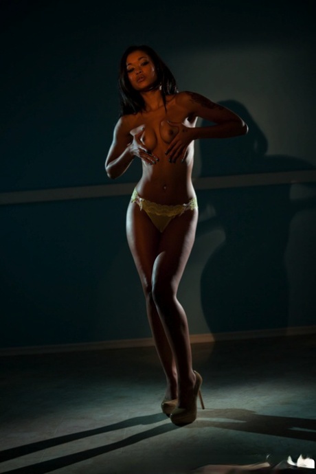Latina Dangling sexy naked images