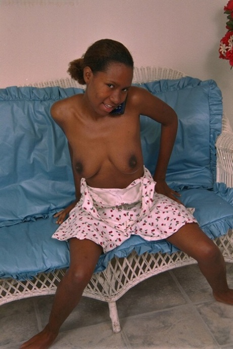 African Romina hot naked img