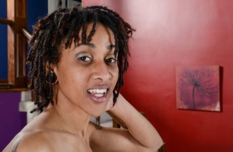 African Larkin Love Lesbian free porn pic